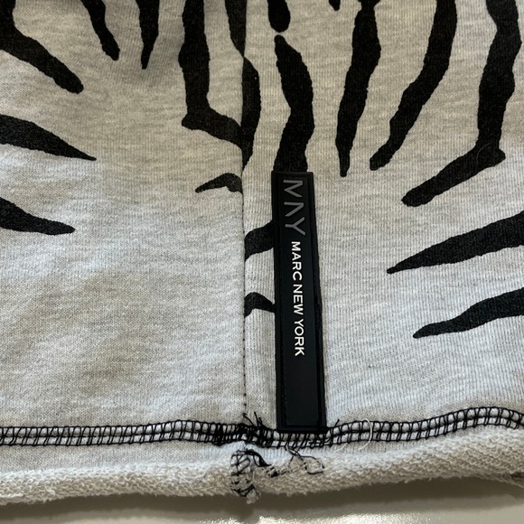 Marc New York Zebra Print Sweatshirt Pullover 3/4 Sleeve Gray Black Animal‎ Top - Picture 9 of 12